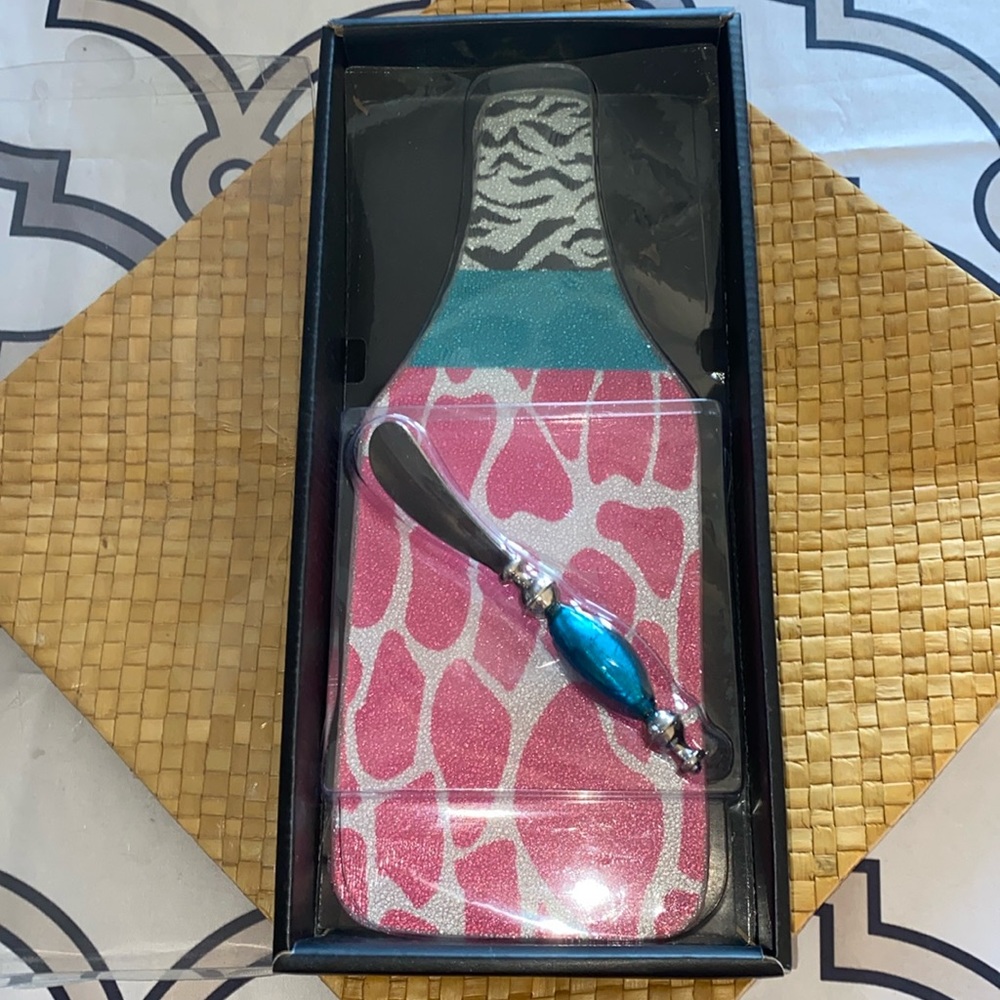Small glass cutting board and spreader utensil NWOT BOGO 🌻